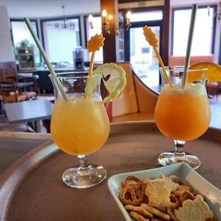 Logis Hotel Restaurant Des Voyageurs Pont-de-Salars Екстериор снимка