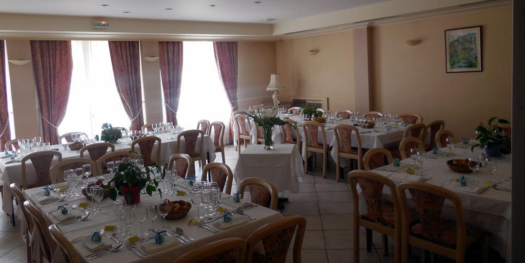 Logis Hotel Restaurant Des Voyageurs Pont-de-Salars Екстериор снимка