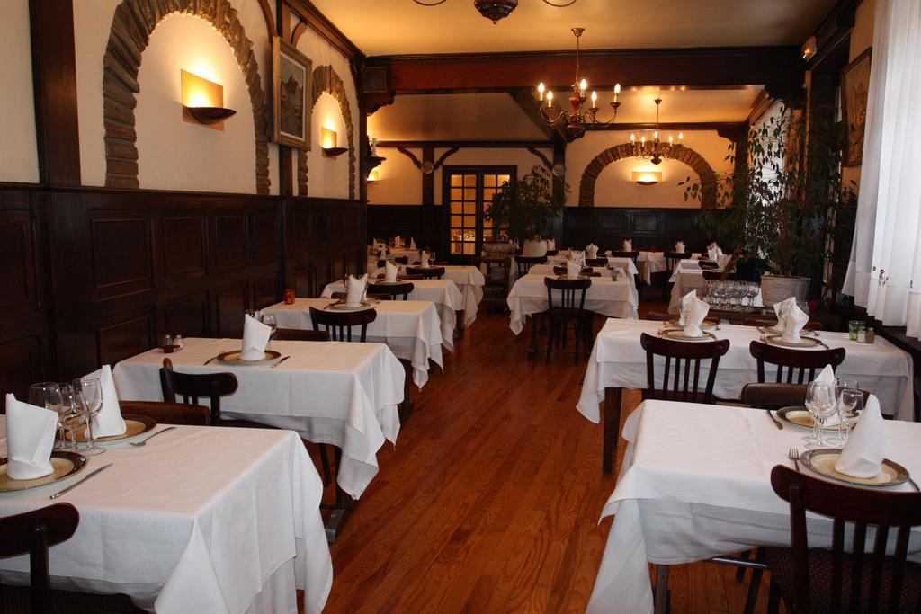 Logis Hotel Restaurant Des Voyageurs Pont-de-Salars Стая снимка