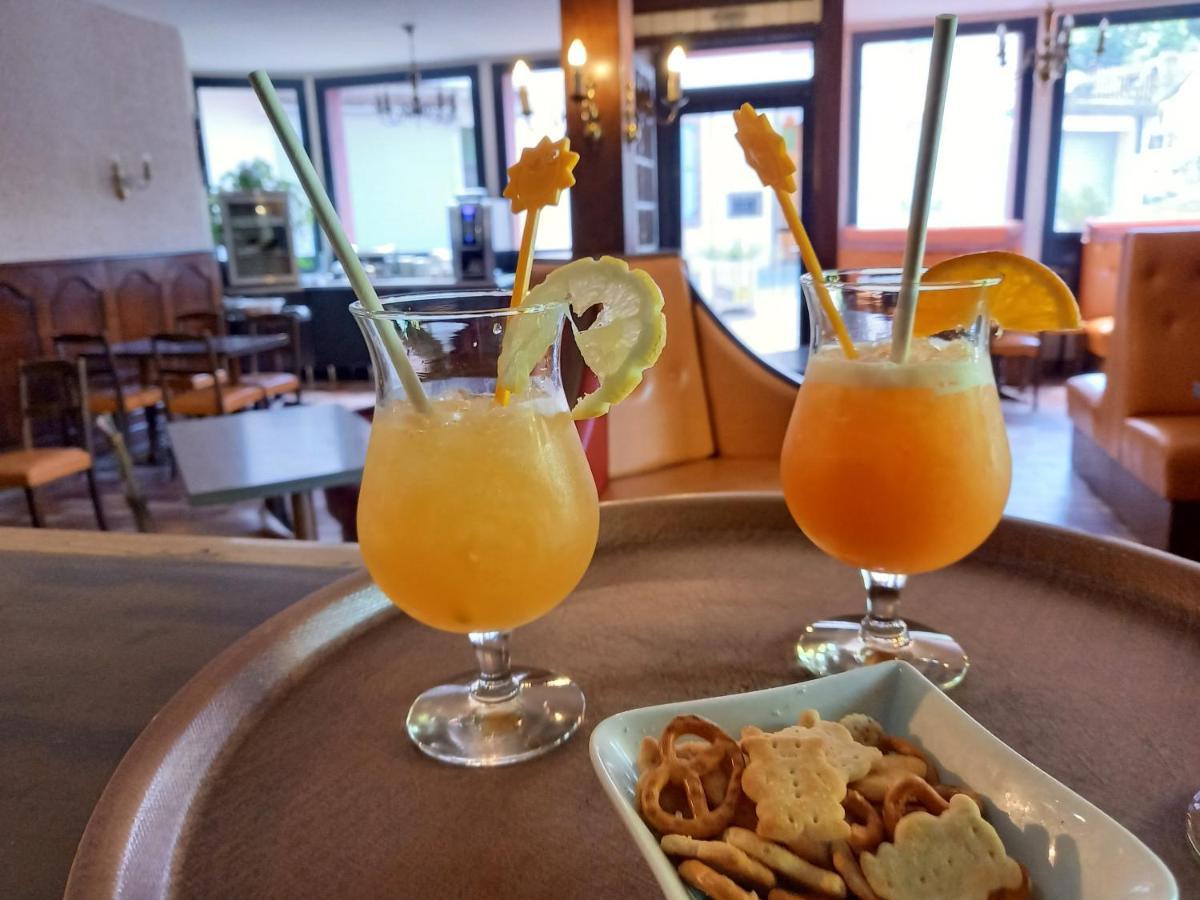 Logis Hotel Restaurant Des Voyageurs Pont-de-Salars Екстериор снимка