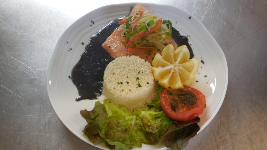 Logis Hotel Restaurant Des Voyageurs Pont-de-Salars Екстериор снимка