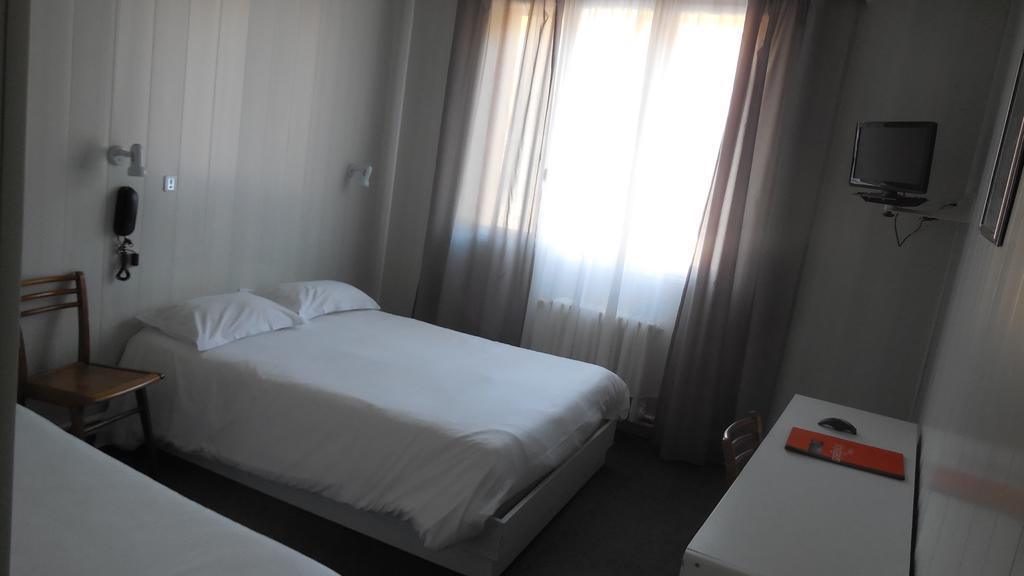 Logis Hotel Restaurant Des Voyageurs Pont-de-Salars Екстериор снимка