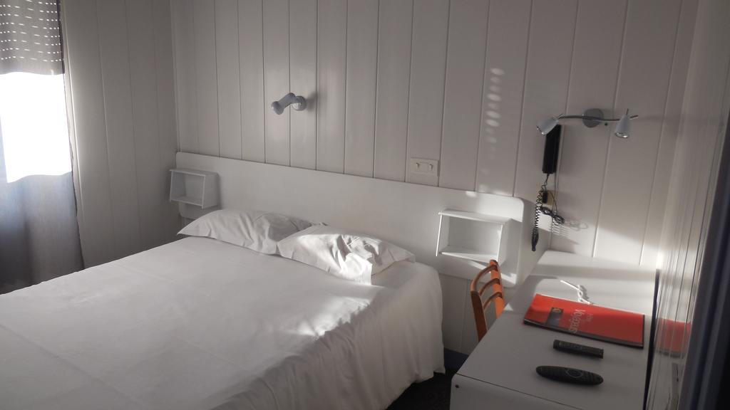 Logis Hotel Restaurant Des Voyageurs Pont-de-Salars Екстериор снимка
