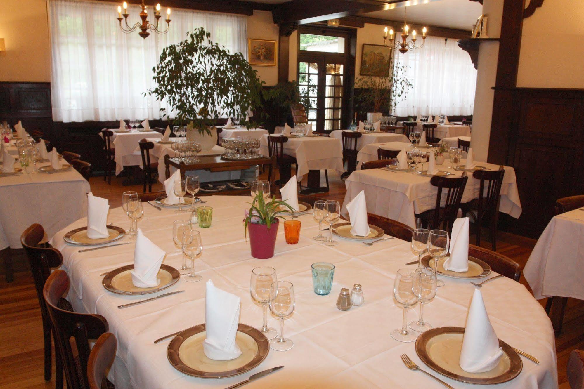 Logis Hotel Restaurant Des Voyageurs Pont-de-Salars Екстериор снимка