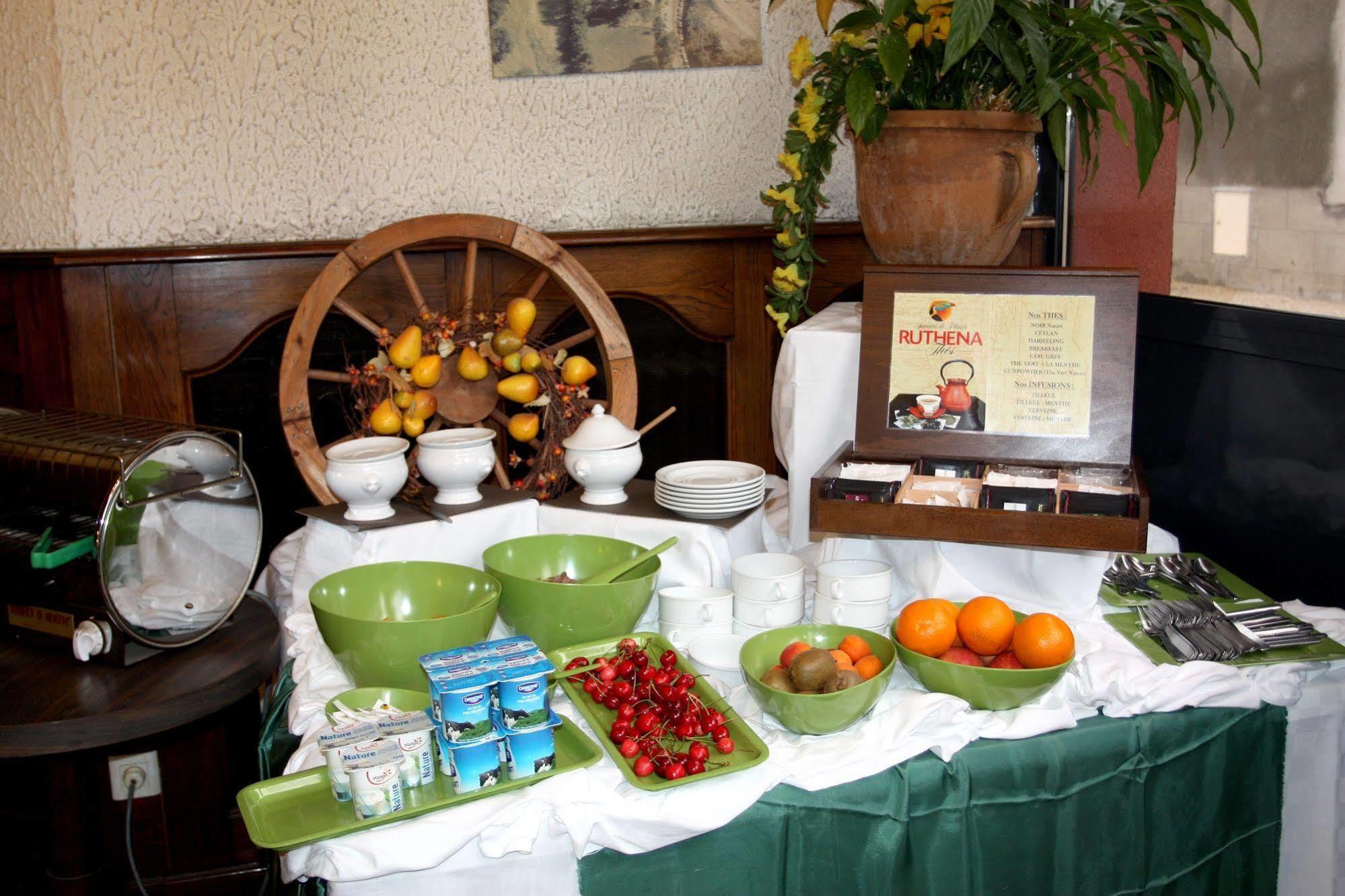 Logis Hotel Restaurant Des Voyageurs Pont-de-Salars Екстериор снимка