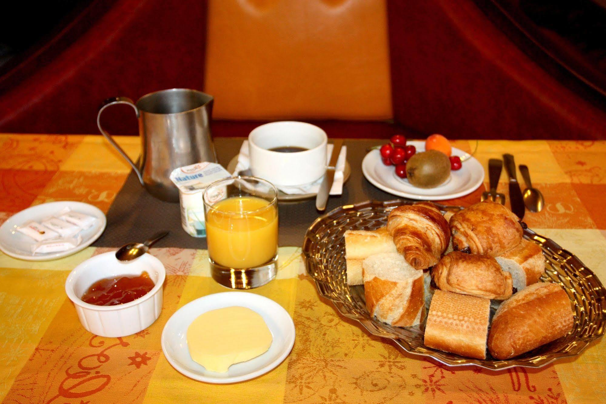 Logis Hotel Restaurant Des Voyageurs Pont-de-Salars Екстериор снимка