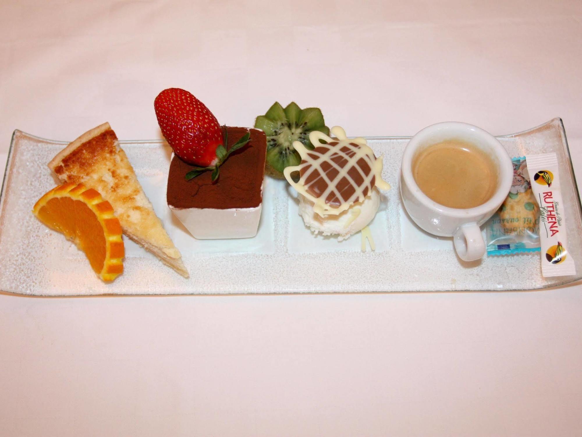 Logis Hotel Restaurant Des Voyageurs Pont-de-Salars Екстериор снимка