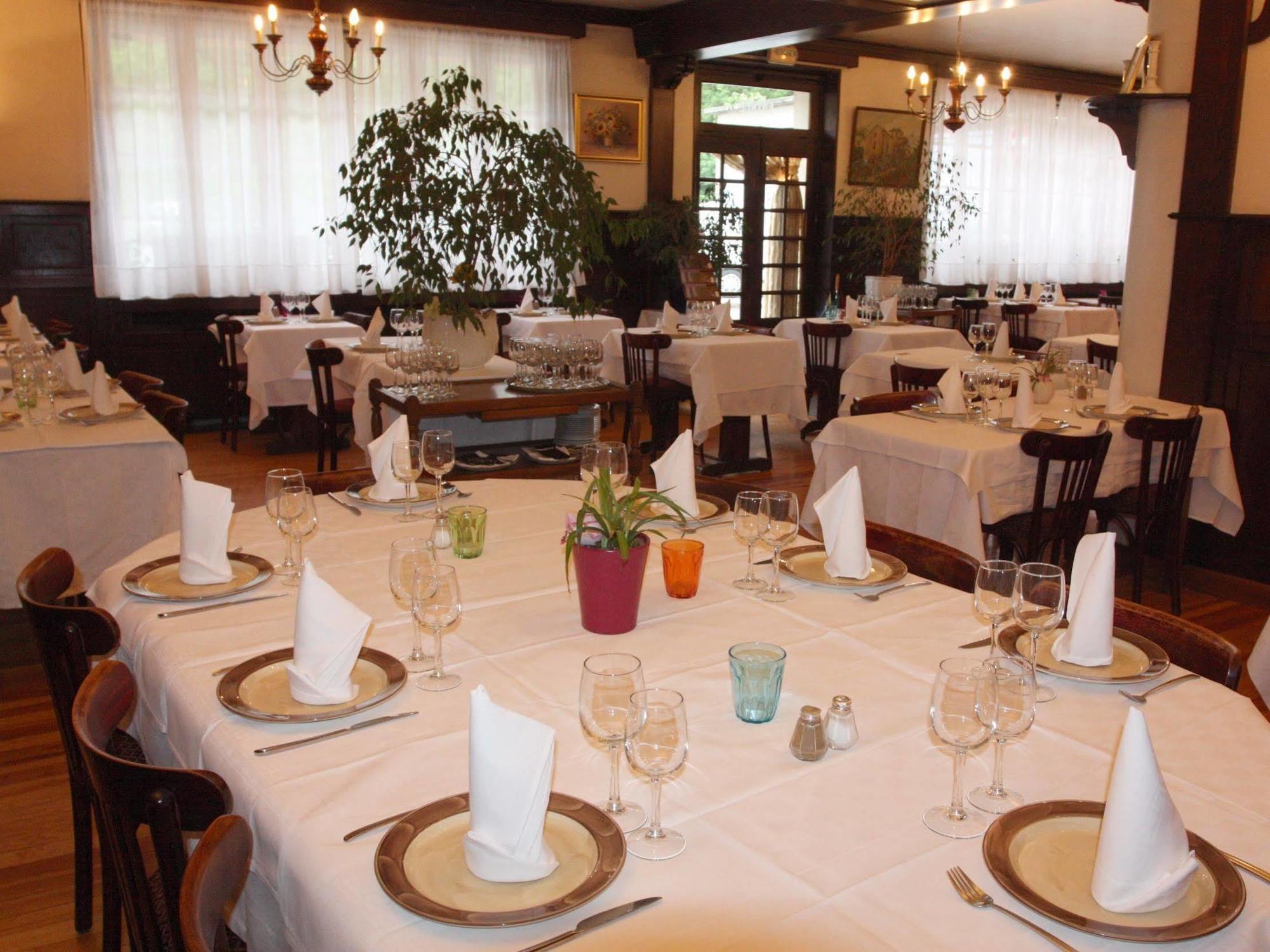 Logis Hotel Restaurant Des Voyageurs Pont-de-Salars Екстериор снимка
