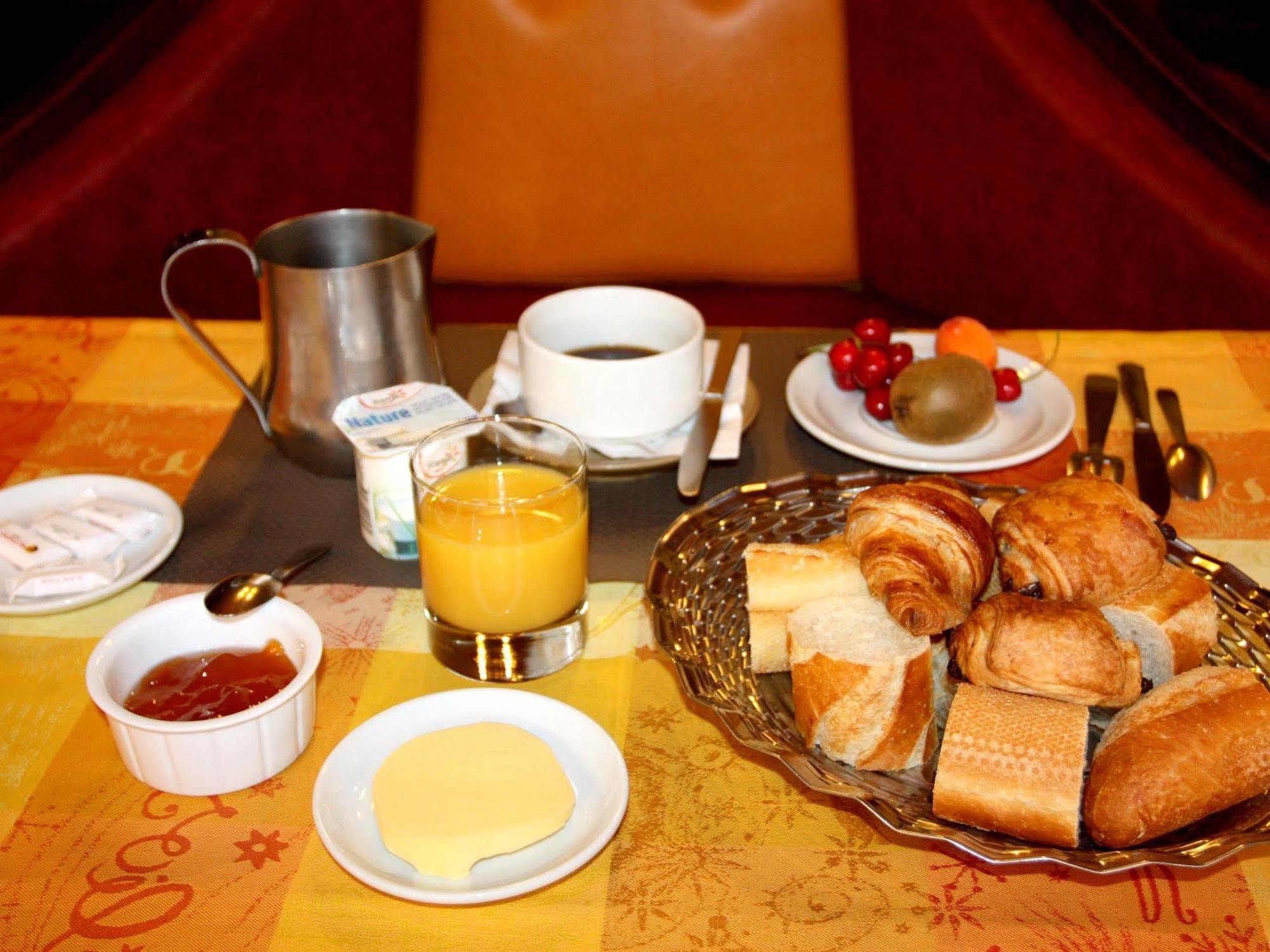 Logis Hotel Restaurant Des Voyageurs Pont-de-Salars Екстериор снимка