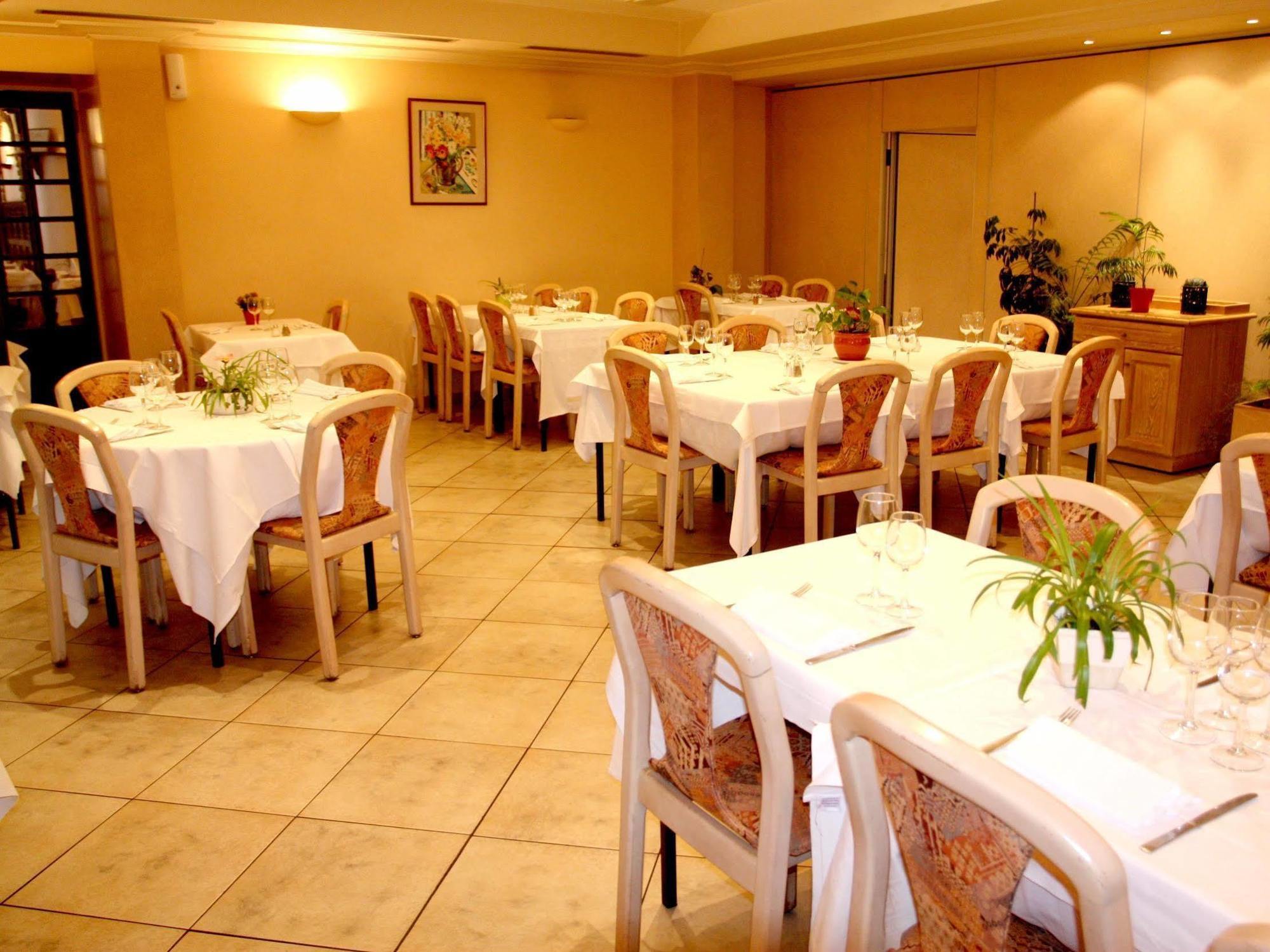 Logis Hotel Restaurant Des Voyageurs Pont-de-Salars Екстериор снимка