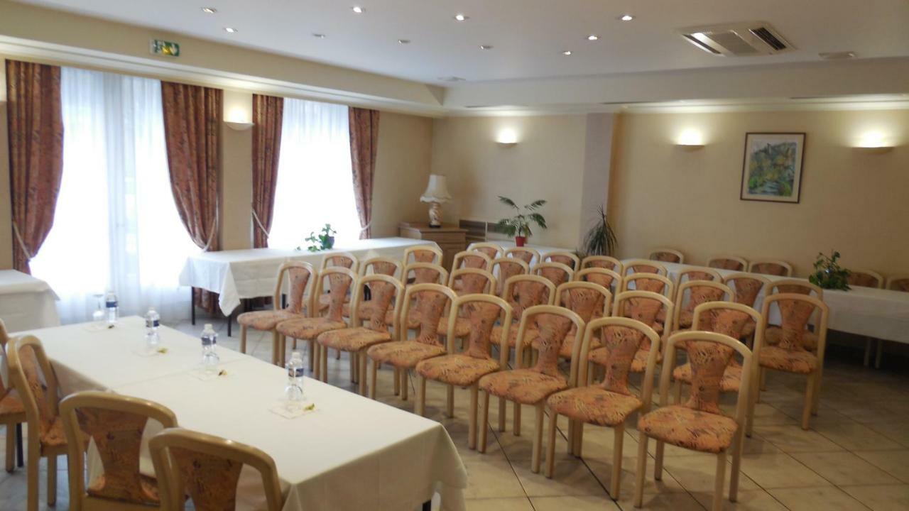 Logis Hotel Restaurant Des Voyageurs Pont-de-Salars Екстериор снимка